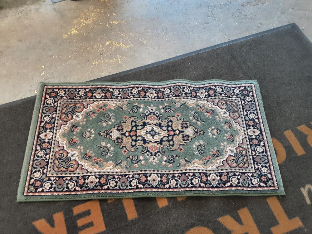 TAPIS DESCENTE DE LIT EN LAINE VERT MOTIFS MULTICOLORES