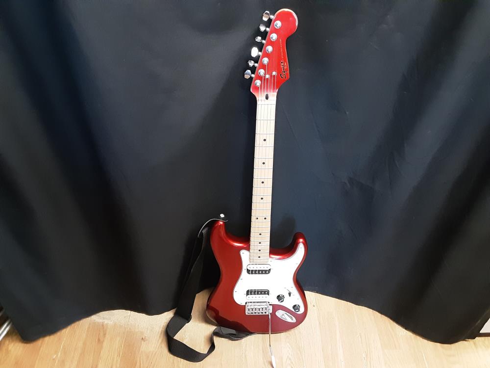 GUITARE ÉLECTRIQUE SQUIER FENDER AVEC HOUSSE ET CABLE