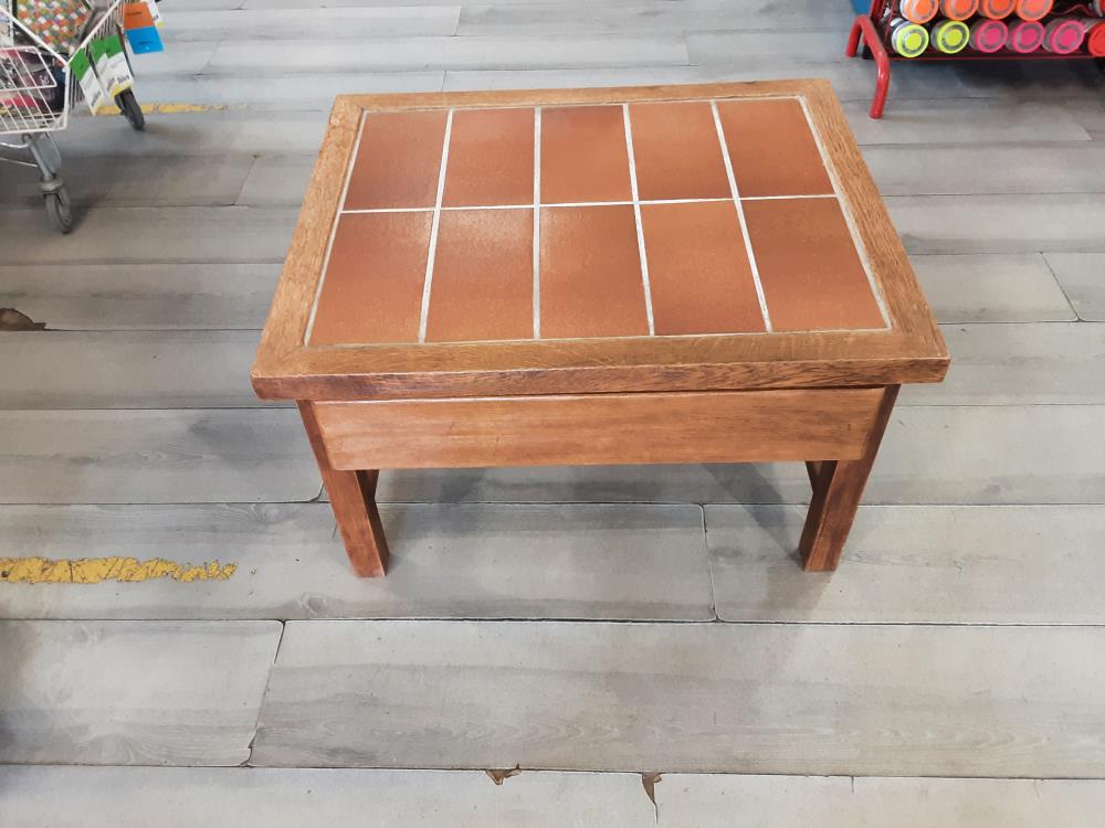 Table Basse En Bois Carrelée Avec Tiroirs