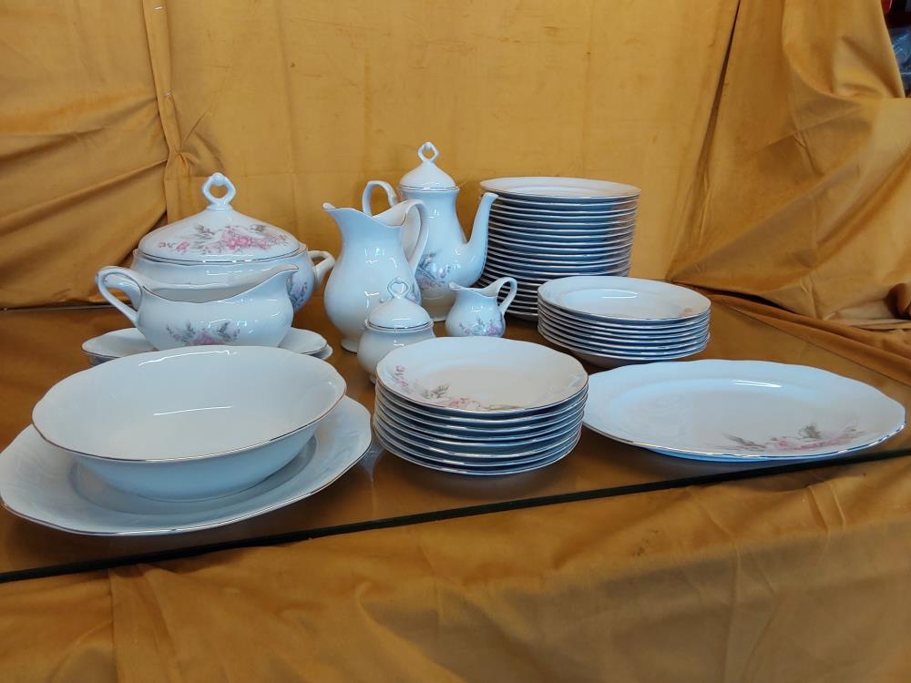 SERVICE DE TABLE BLANC DECOR OISEAUX ET FLEURS A COMPLETER  EN PORCELAINE