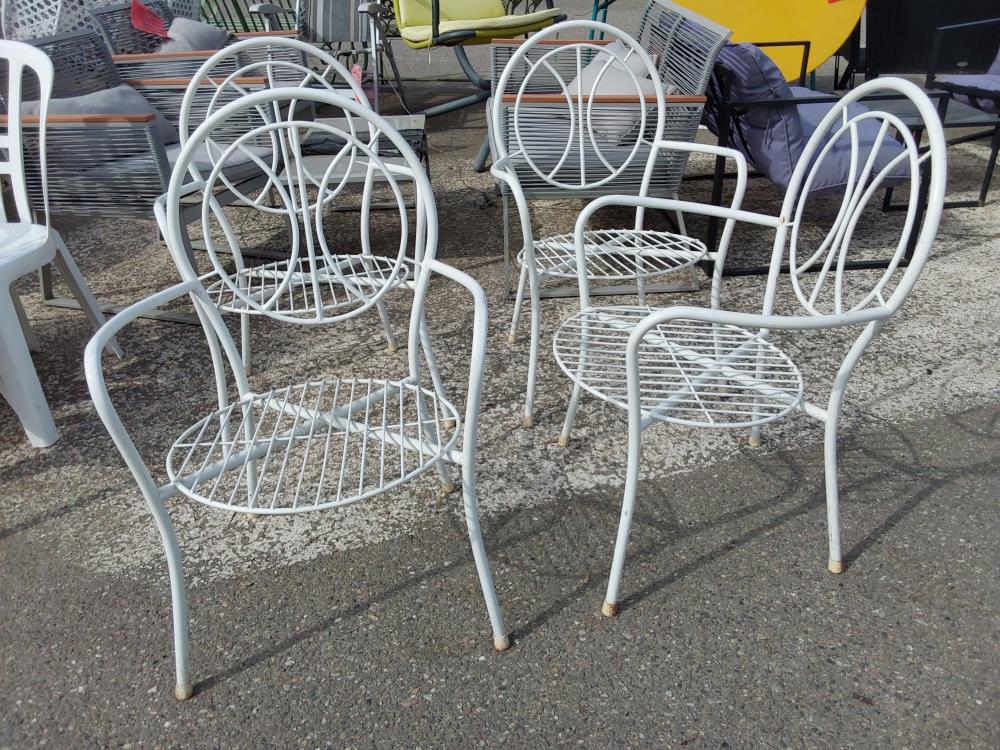 LOT 4 CHAISES METAL BLANC