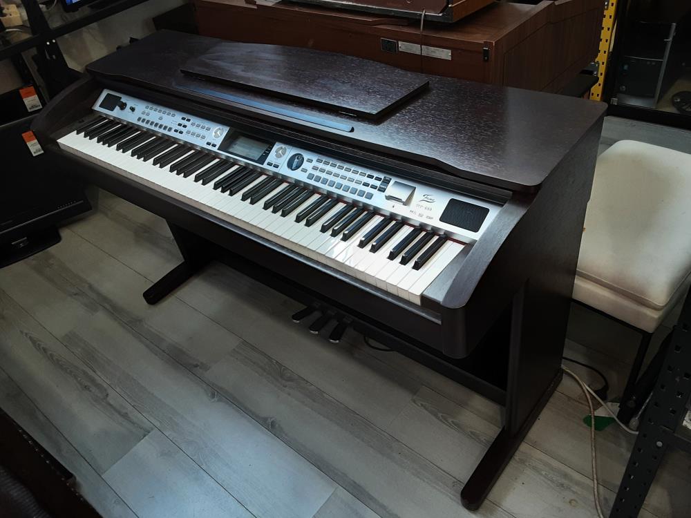 PIANO EN BOIS AVEC PUPITRE FAME DP-680