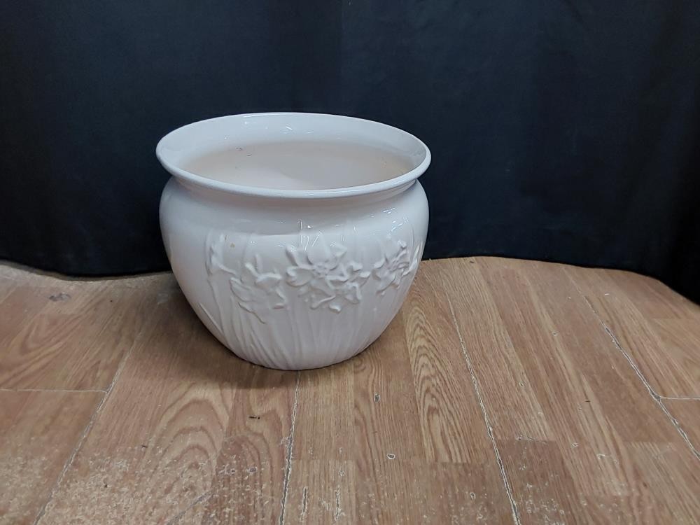 CACHE POT  FLEURS EN RELIEF BLANC