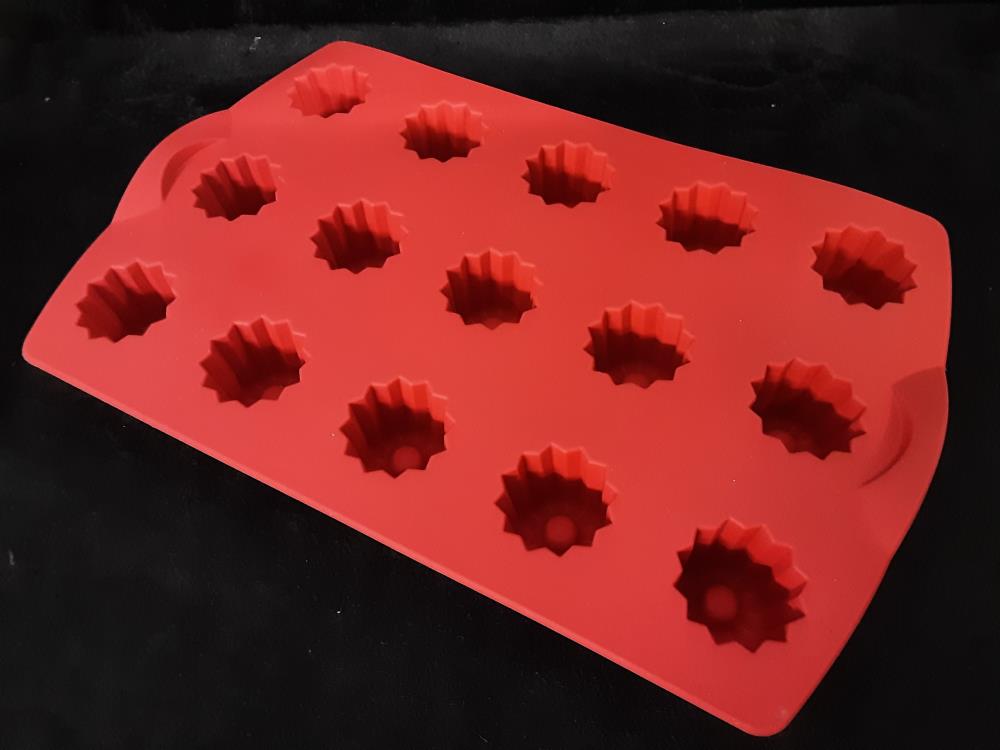 MOULE EN SILICONE RECT. TUPPERWARE JAMAIS UTILISÉ - 15 CANNELÉS