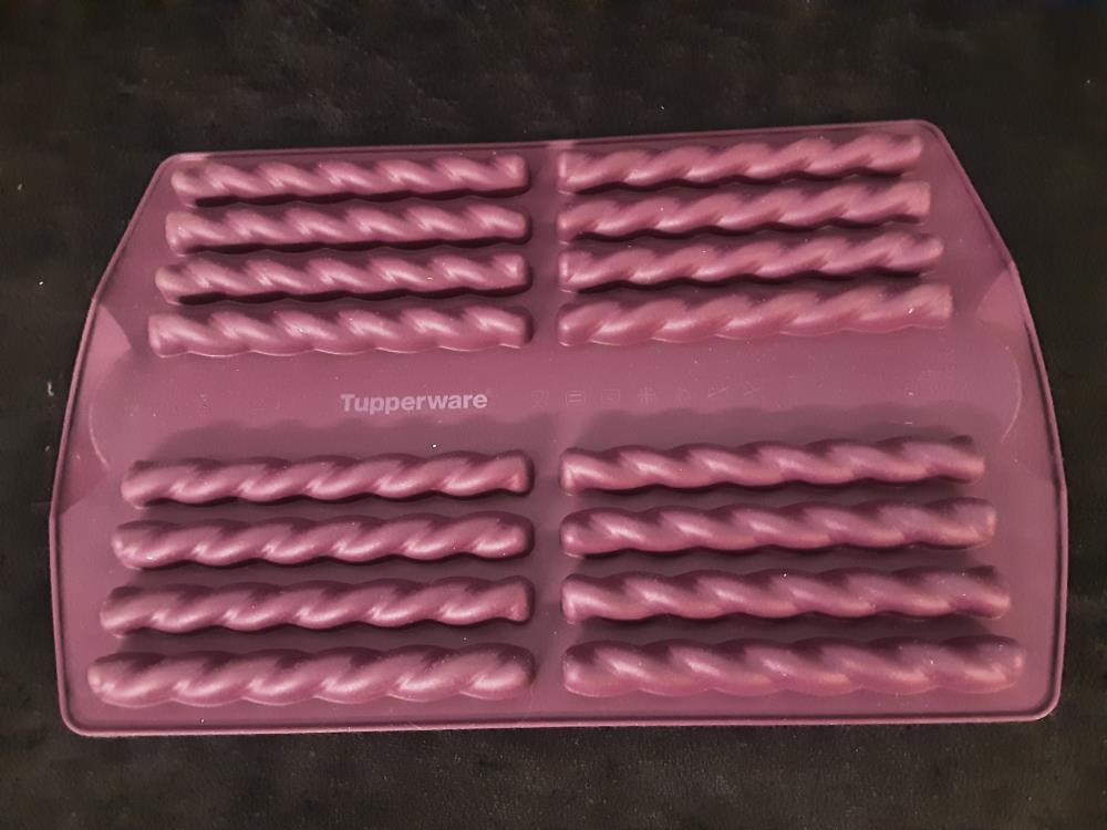 MOULE EN SILICONE RECT. TUPPERWARE JAMAIS UTILISÉ - 16 TORSADES