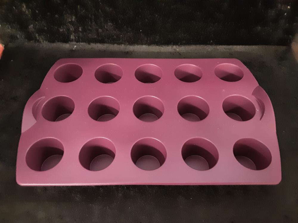 MOULE EN SILICONE RECT. TUPPERWARE JAMAIS UTILISÉ - 15 MINIS MUFFINS
