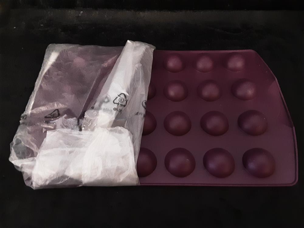 MOULE EN SILICONE RECT. TUPPERWARE JAMAIS UTILISÉ - 24 BILLES