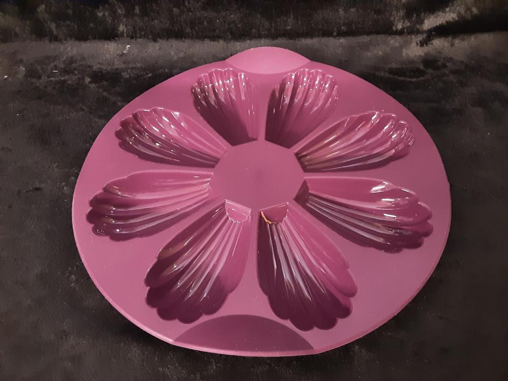 MOULE EN SILICONE ROND TUPPERWARE JAMAIS UTILISÉ - 8 MADELAINES