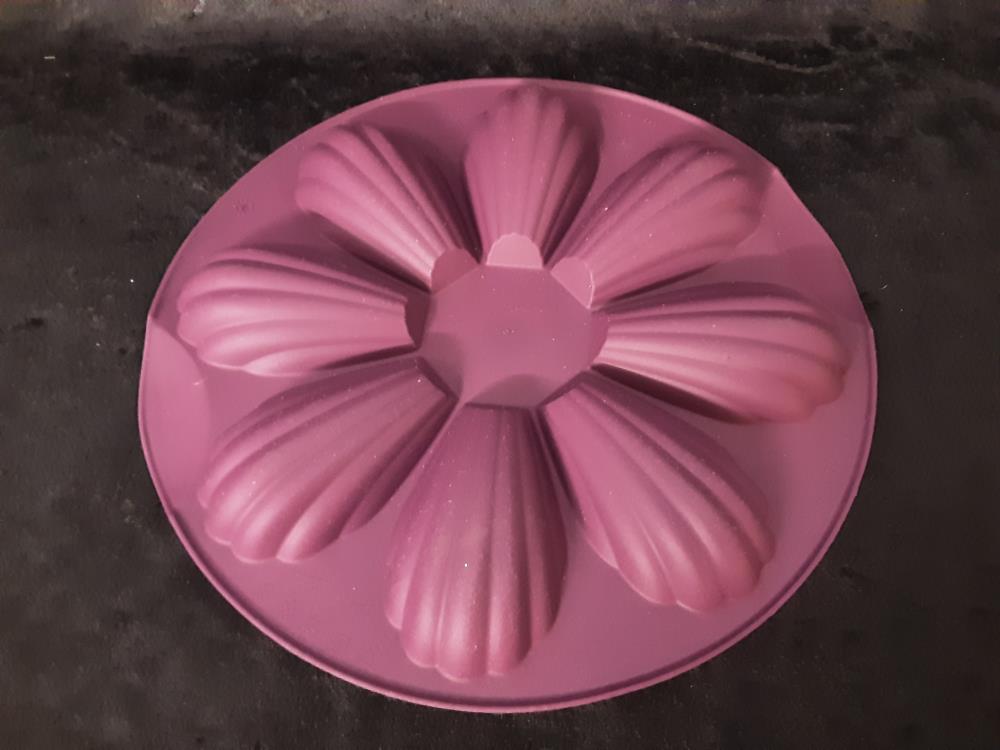 MOULE EN SILICONE ROND TUPPERWARE JAMAIS UTILISÉ - 8 MADELAINES