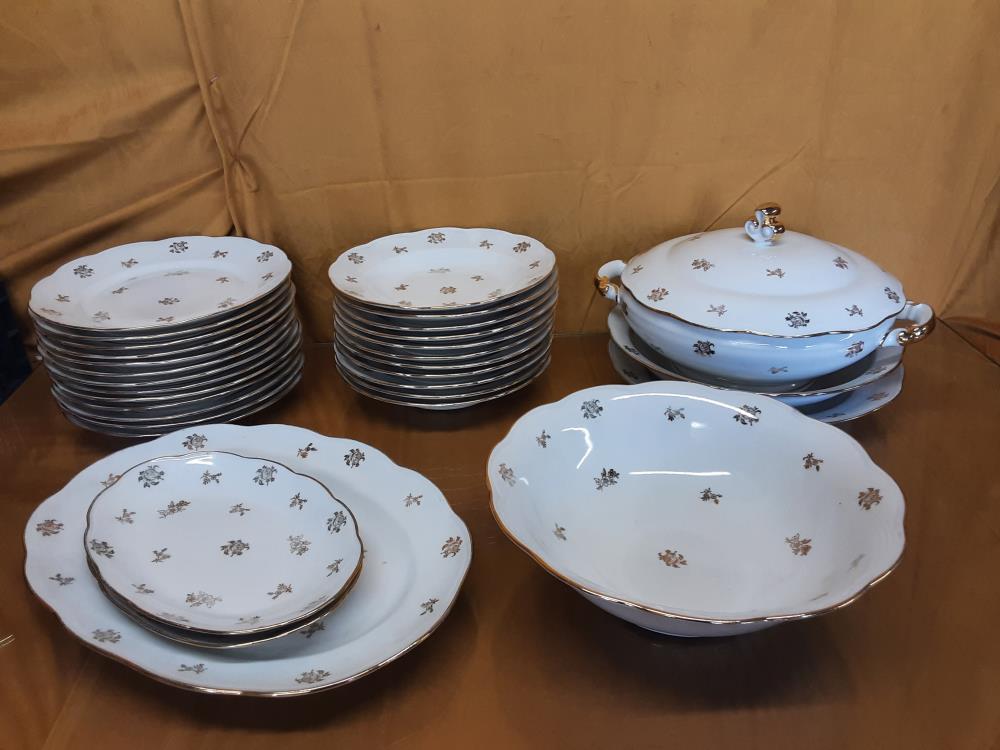 SERVICE DE TABLE A COMPLETER EN PORCELAINE BLANC DECOR FLEURS DORÉES