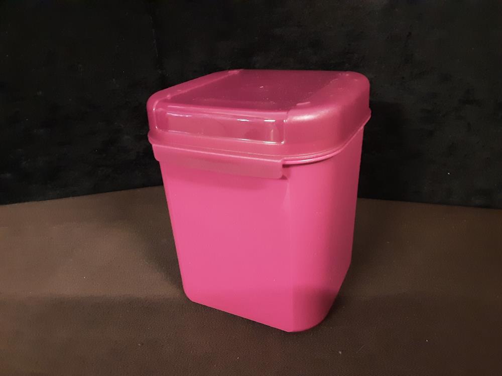 BOITE TUPPERWARE AVEC COUVERCLE 1.2L FUSCHIA  - JAMAIS UTILISÉE