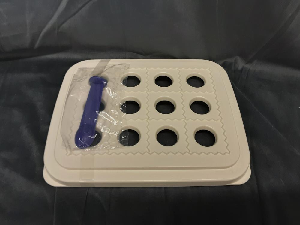 MOULE A RAVIOLES AVEC CUILLÈRE TUPPERWARE - JAMAIS UTILISÉ