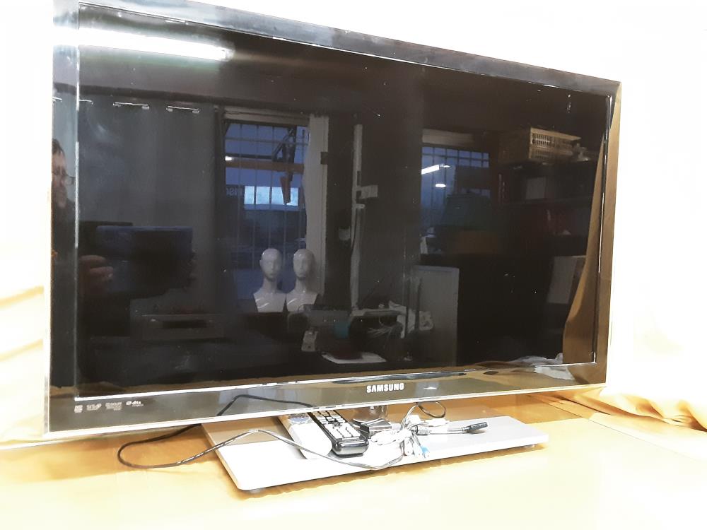 TÉLÉVISION SAMSUNG 101CM - TNT HD AVEC TÉLÉCOMMANDE