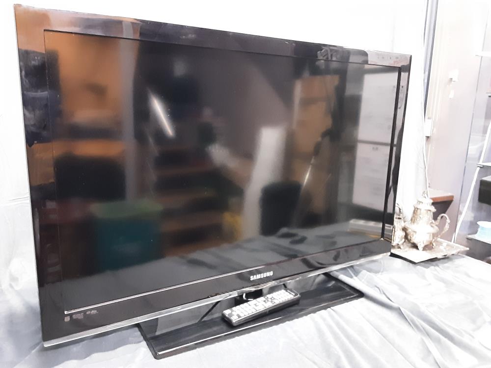 TÉLÉVISION SAMSUNG 101CM TNT - AVEC TÉLÉCOMMANDE