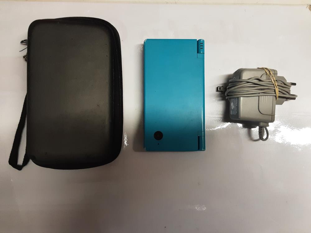 NINTENDO DSI BLEU AVEC CHARGEUR ET POCHETTE