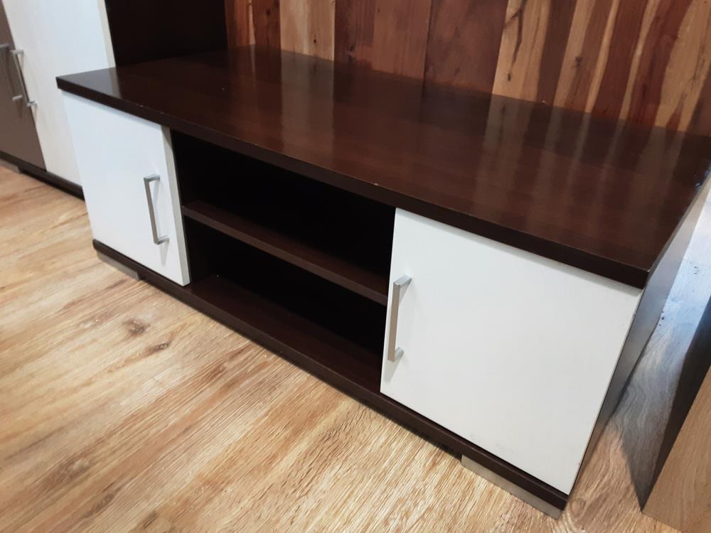 MEUBLE TELE BAS 2 PORTES COLORIS BRUN FONCE ET BLANC