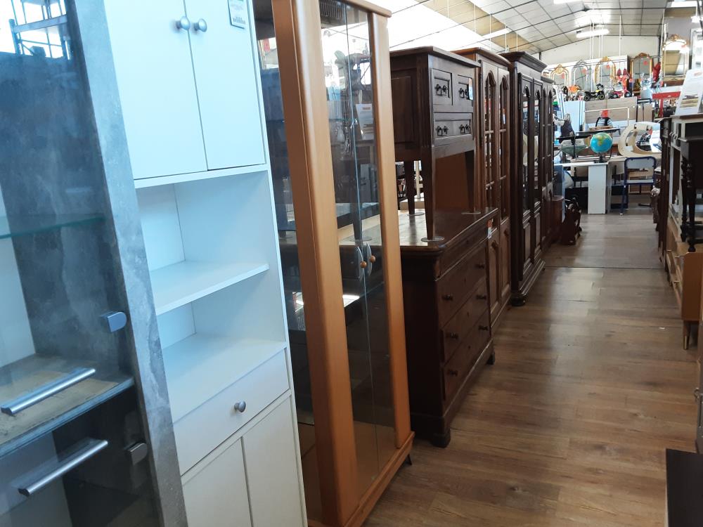 VITRINE 2 PORTES VITRÉES  COLORIS BRUN CLAIR