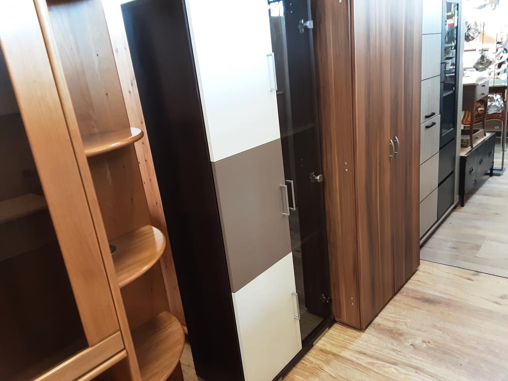 MEUBLE 4 PORTES DONT 1 VITRÉ  COLORIS BRUN ET BLANC