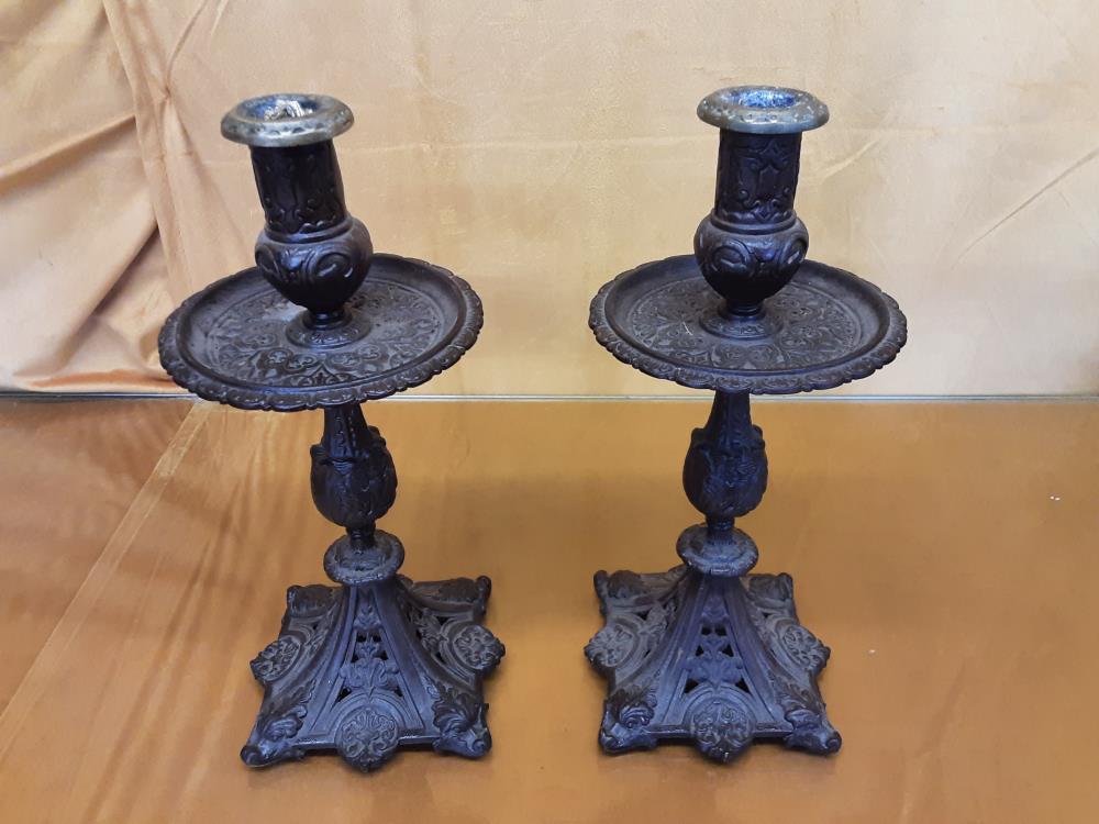 PAIRE DE BOUGEOIRS EN FONTE