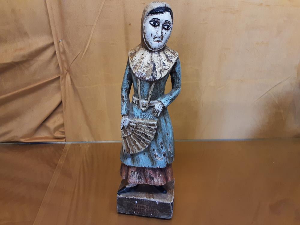 STATUETTE FEMME AVEC ÉVENTAIL EN BOIS H.40CM