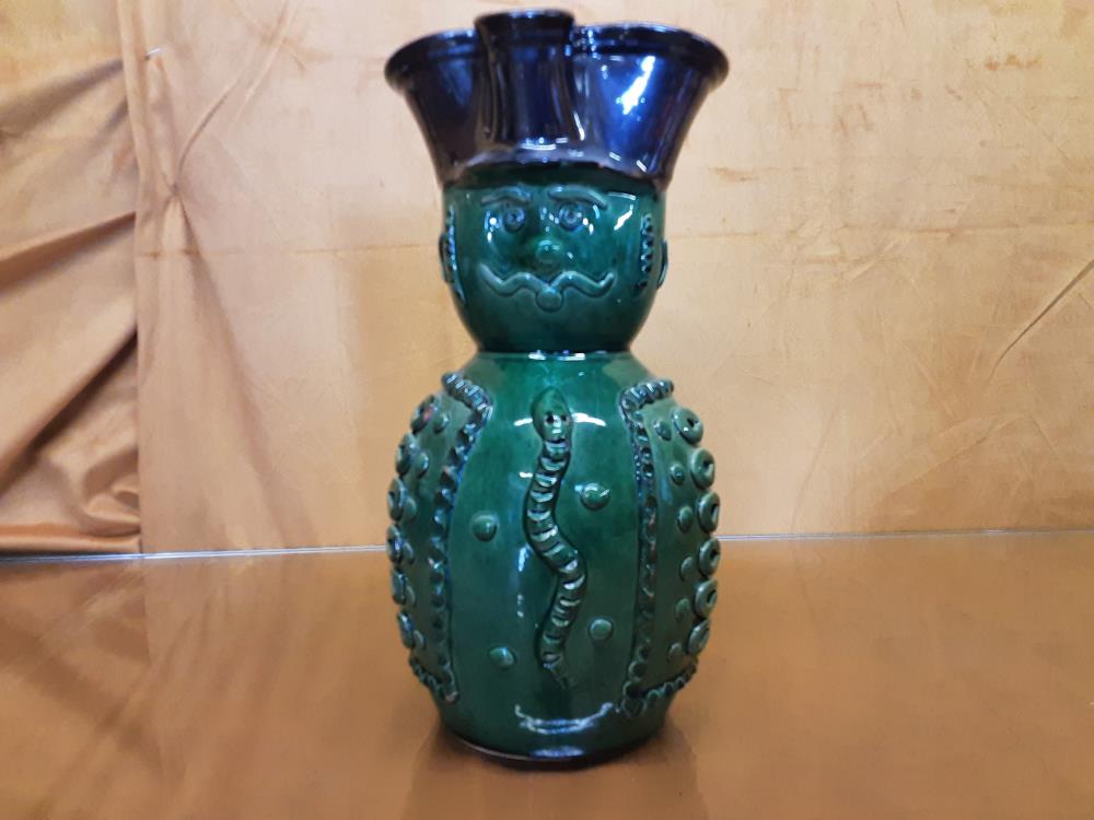 PICHET PERSONNAGE SOLDAT TERRE CUITE VERT H.23CM À RESTAURER