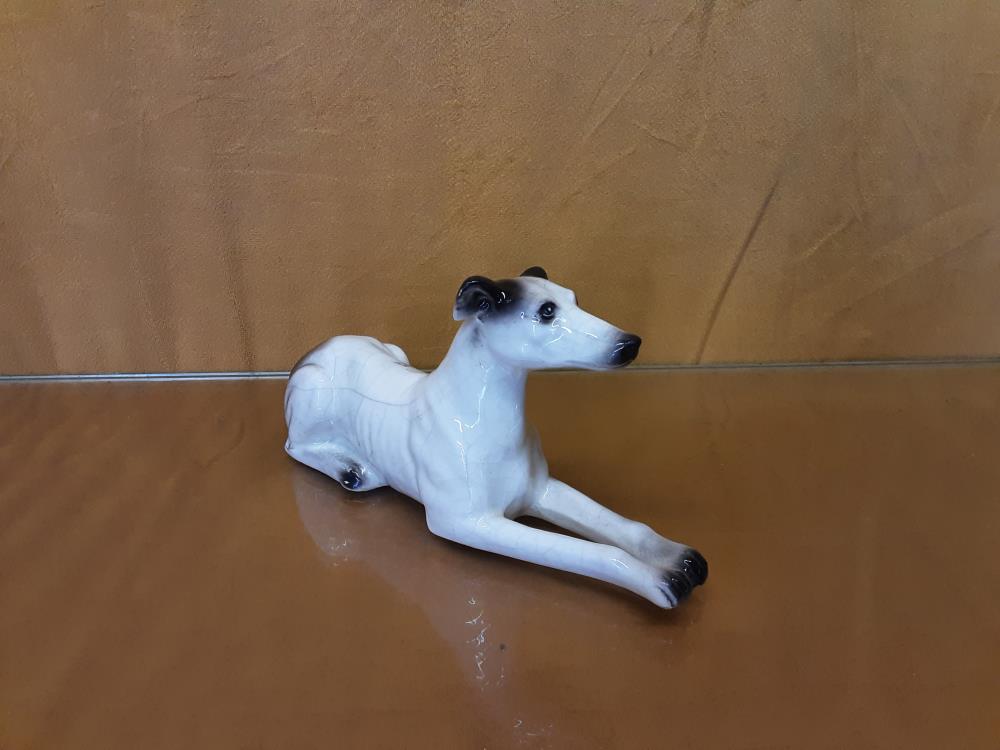 CHIEN COUCHÉ EN CÉRAMIQUE 