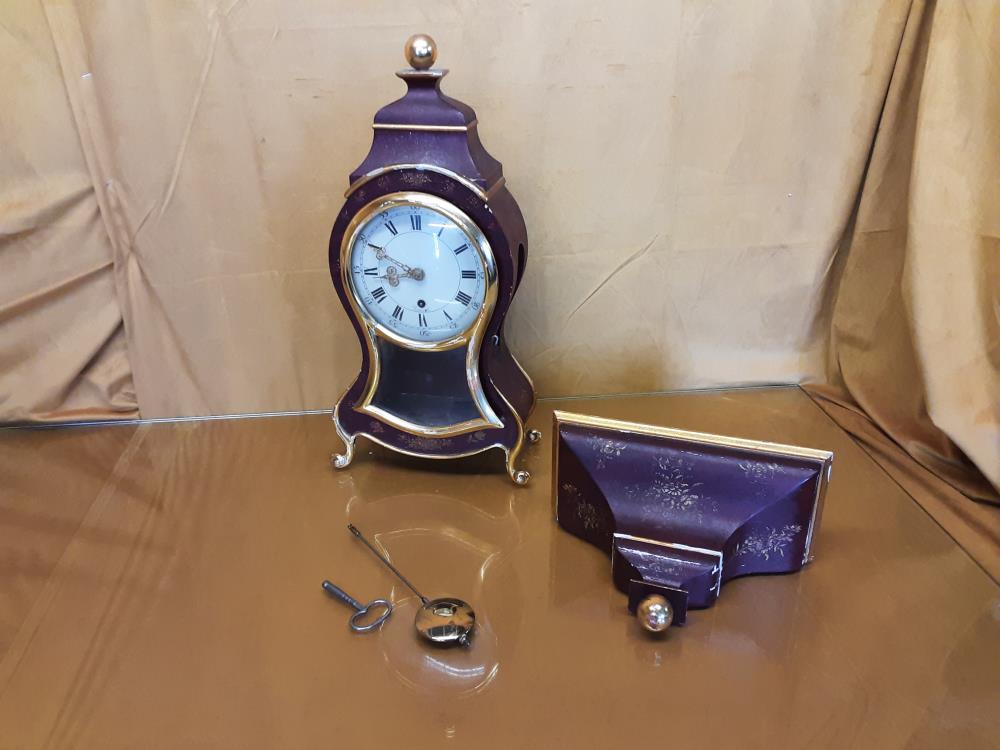 PENDULE À RESTAURER ZENITH AVEC SUPPORT MURAL BORDEAU ET DORÉ AVEC BALANCIER ET CLÉ