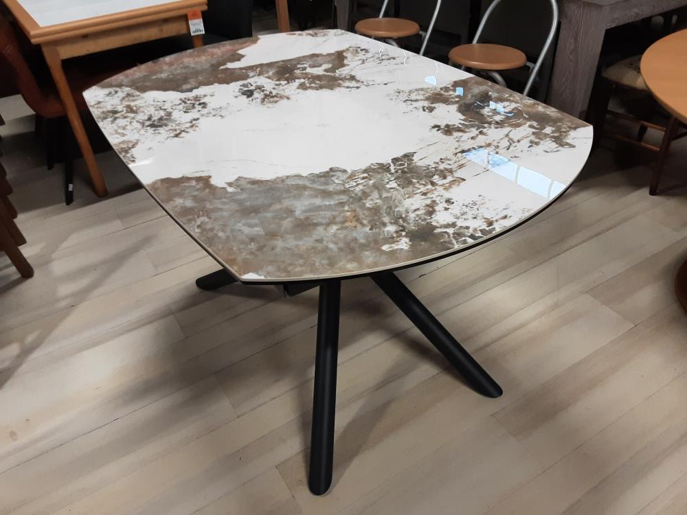 TABLE EN CÉRAMIQUE PLATEAU TOURNANT 2 ALLONGES (=190CM)PIEDS METAL NOIR