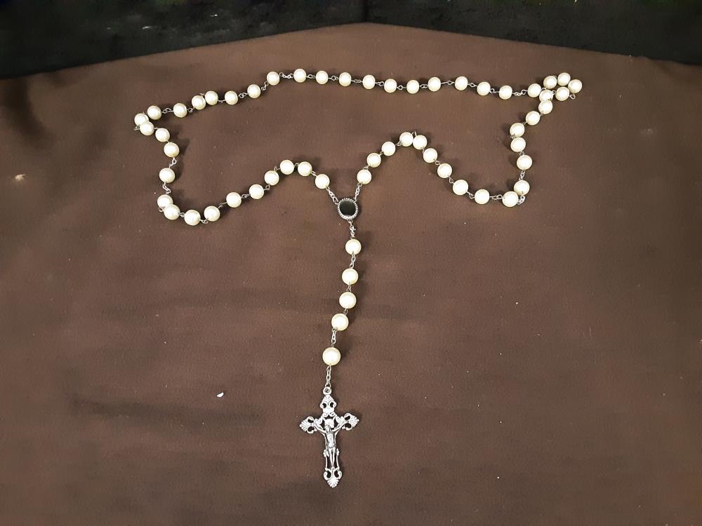CHAPELET EN PERLES BLANCHES