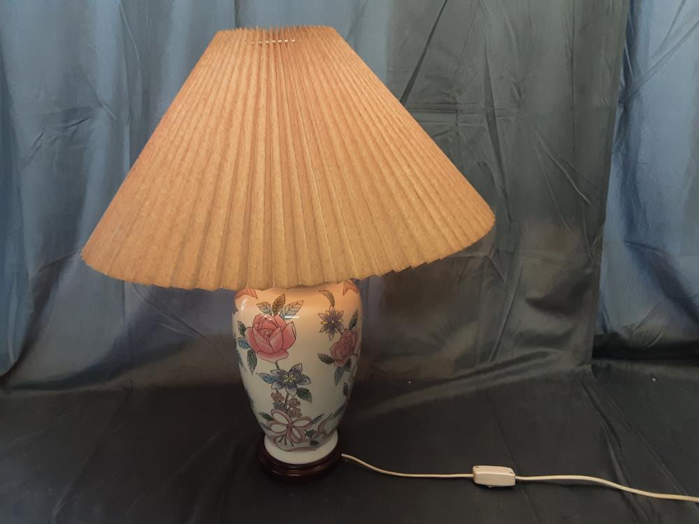 LAMPE A POSER GM ABAT JOUR PAPIER PIED PORCELAINE FLEURS BLEUES ET ROSES HAUT 60CM