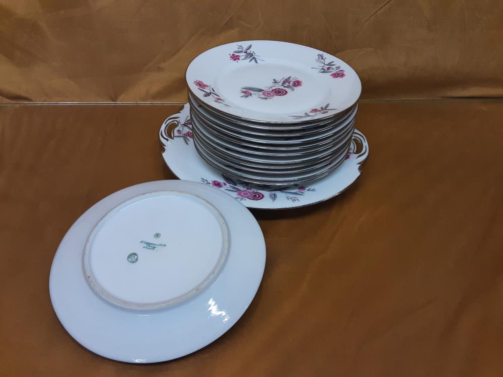 LOT DE 12 ASSIETTES DESSERTS + PLAT PORCELAINE DE LIMOGES MOTIF FLEURS ROSES BORDURE ARGENTEE