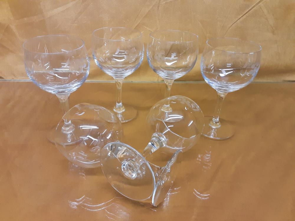 LOT DE 6 VERRES A VIN CISELES