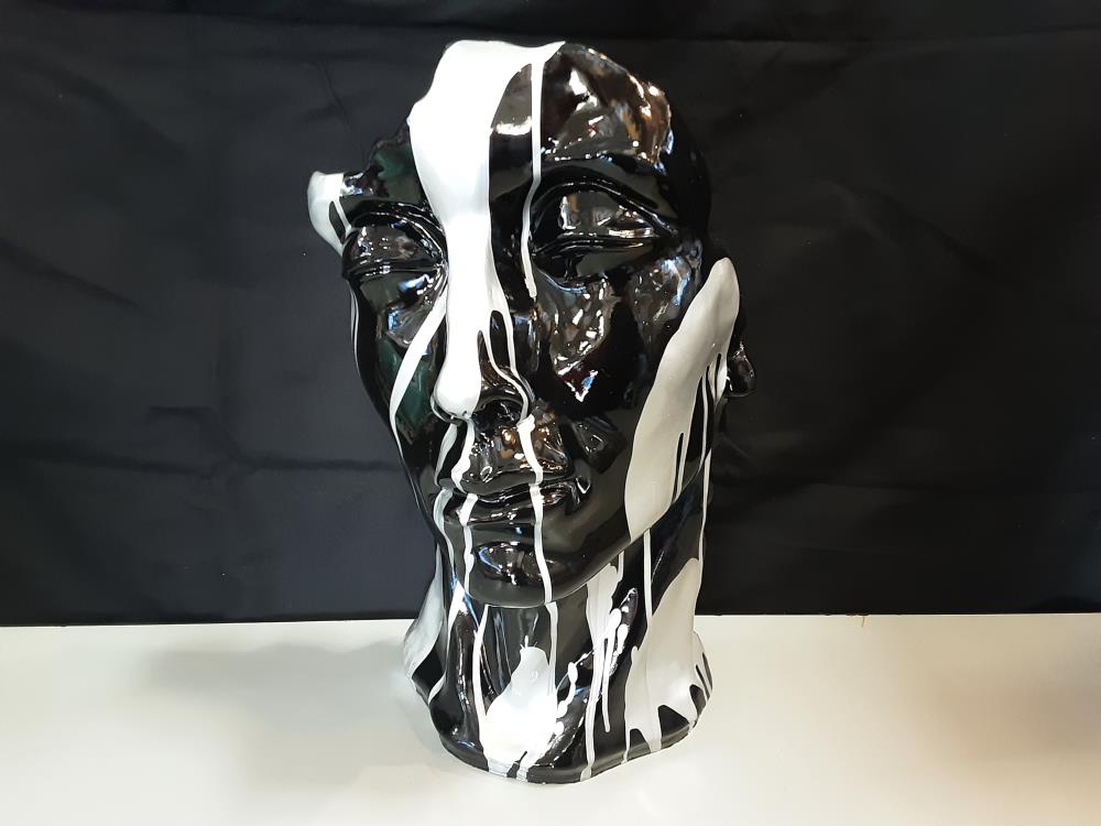 MASQUE VISAGE RESINE NOIRE COULURES GRISES