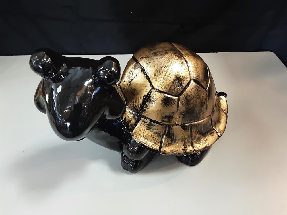 TORTUE RESINE NOIRE ET DOREE