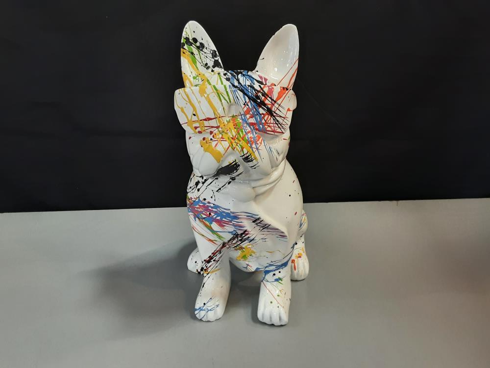 CHIEN BOULEDOGUE A LUNETTES PM RESINE BLANCHE COULURES MULTICOLORES