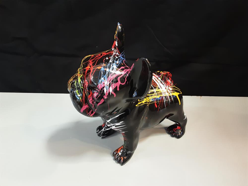CHIEN BOULEDOGUE GROSSE TETE RESINE NOIRE COULURES MULTICOLORES