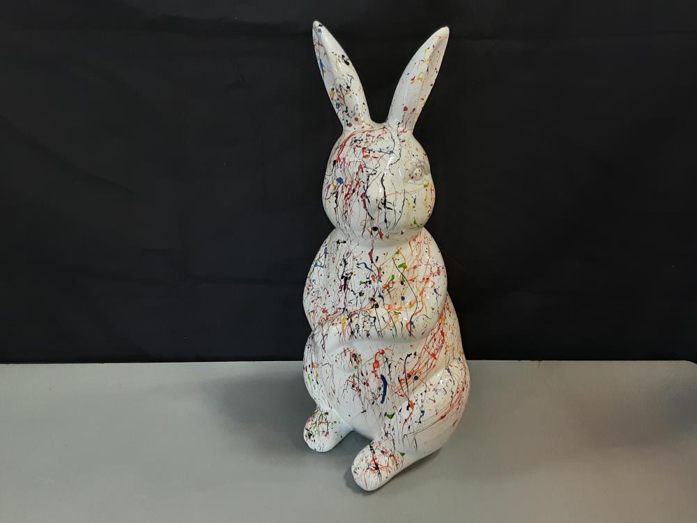 LAPIN GM RESINE BLANCHE COULURES MULTICOLORES