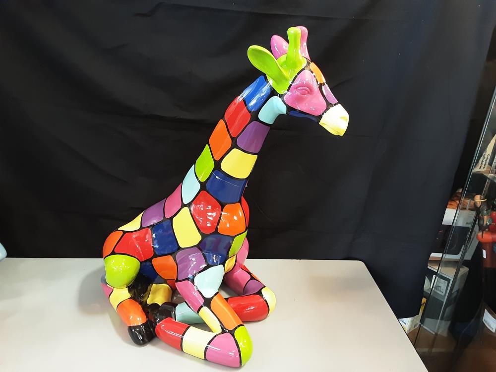 GIRAFE ASSISE CARREAUX MULTICOLORES  GM 
