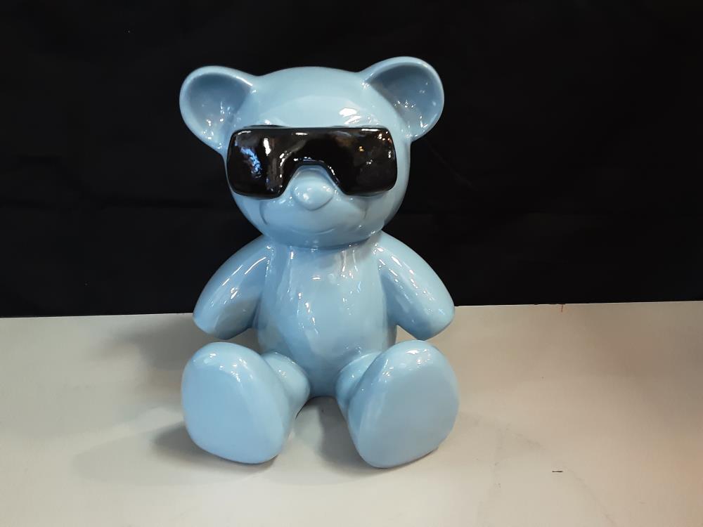 OURSON BLEU CIEL RESINE A LUNETTES NOIRES PM