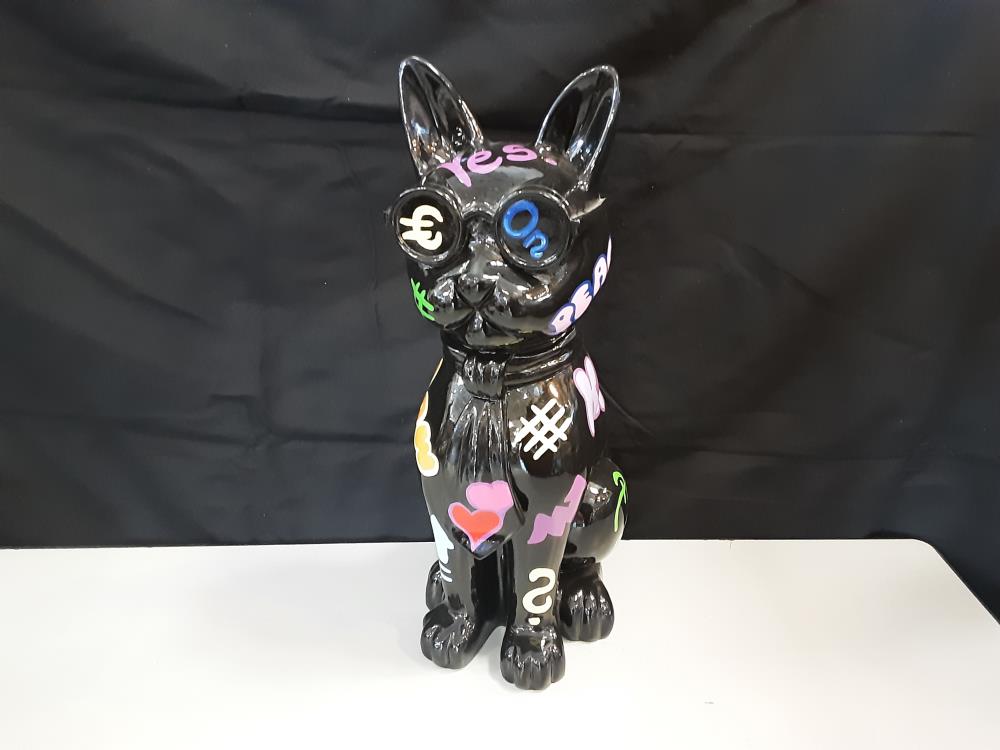 CHAT YES A LUNETTES RESINE NOIRE MOTIFS LETTRES SYMBOLES COLORES