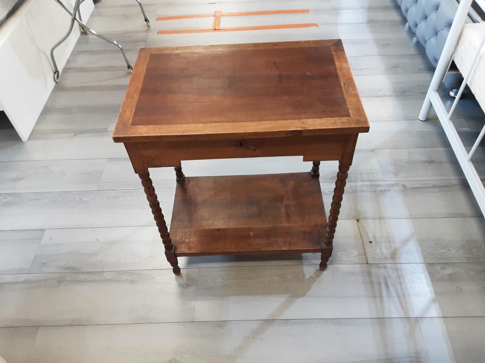 TRAVAILLEUSE EN NOYER