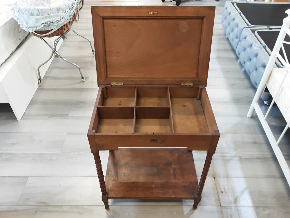 TRAVAILLEUSE EN NOYER