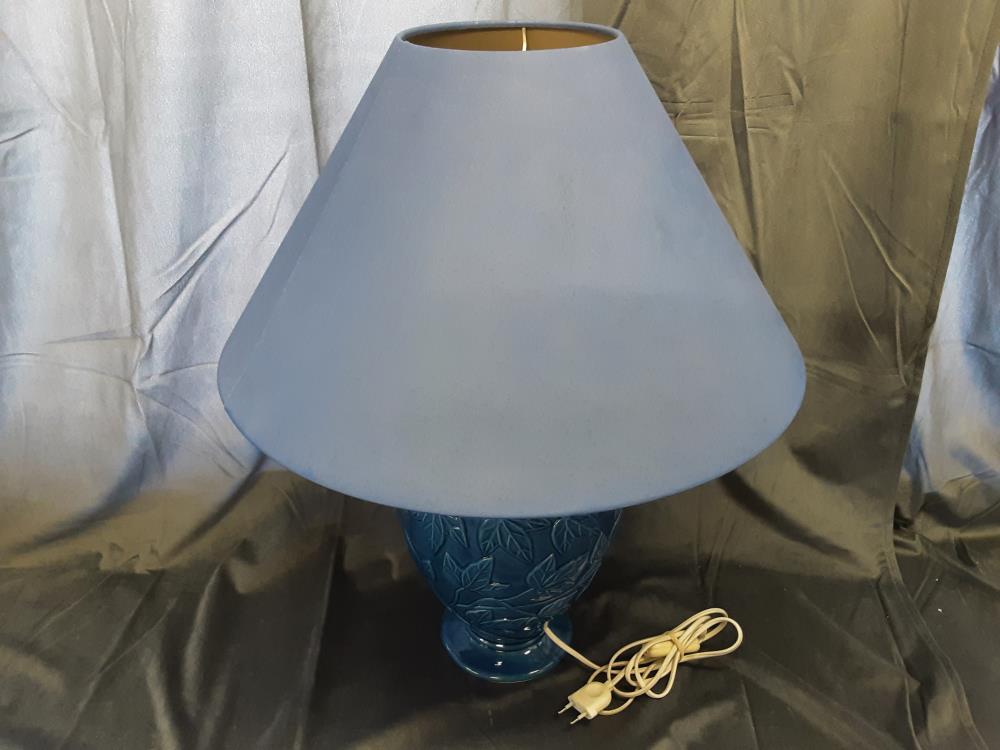 LAMPE A POSER GM BLEUE, PIED PORCELAINE