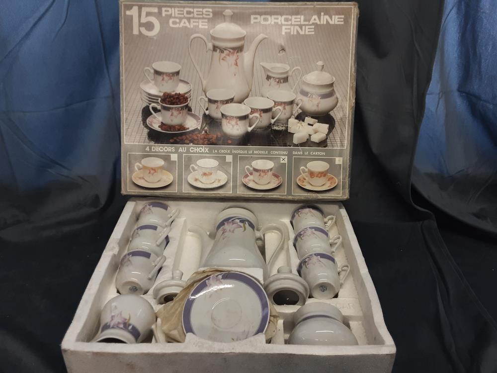 SERVICE A CAFE EN PORCELAINE 15 PIECES BORDURE VIOLETTE ET FLEURS ROSES
