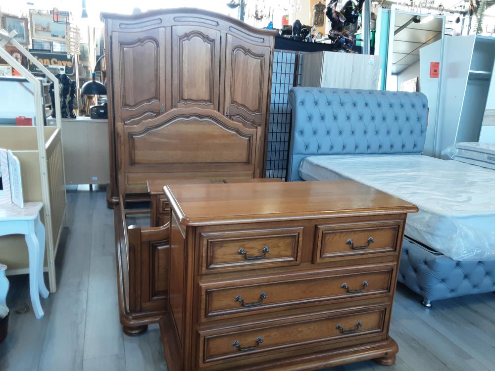 Chambre A Coucher  Armoire 3 Portes Lit 140X190 2 Chevets 1 Porte 1 Tiroir 1 Commode 4 Tiroirs En Ch