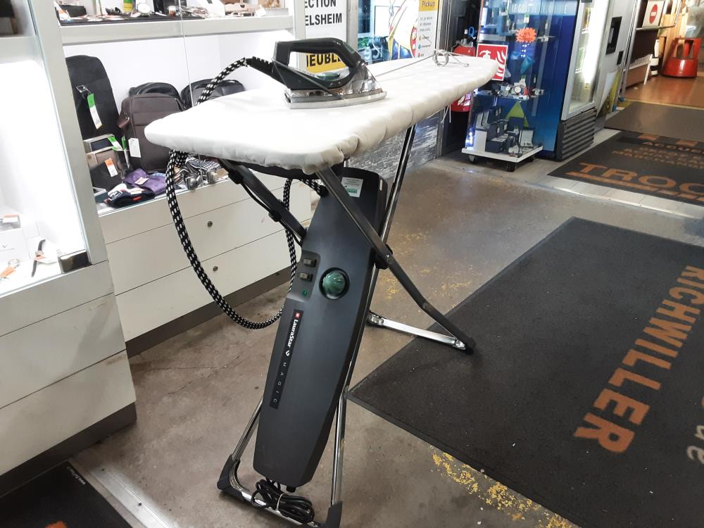 Table A Repasser Avec Fer A Vapeur Marque Laurastar