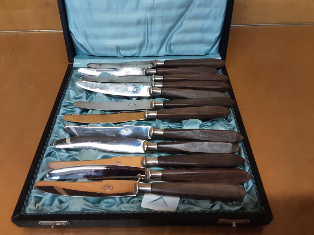 COFFRET DE 12 COUTEAUX A FROMAGE