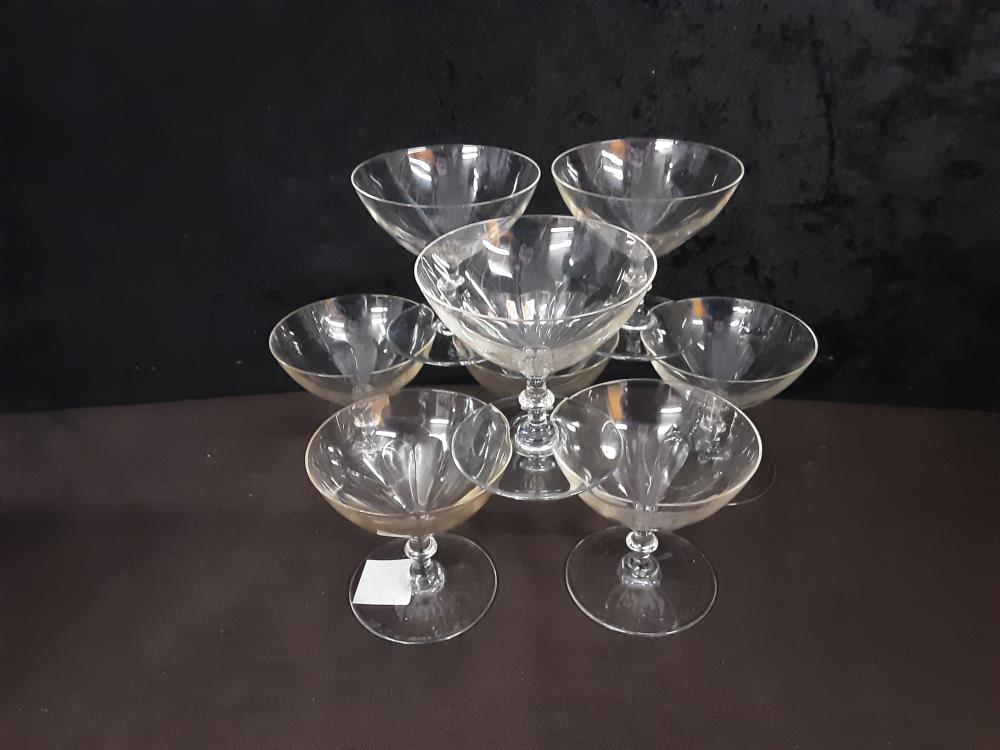 LOT DE 8 COUPES A CHAMPAGNE A FACETTES