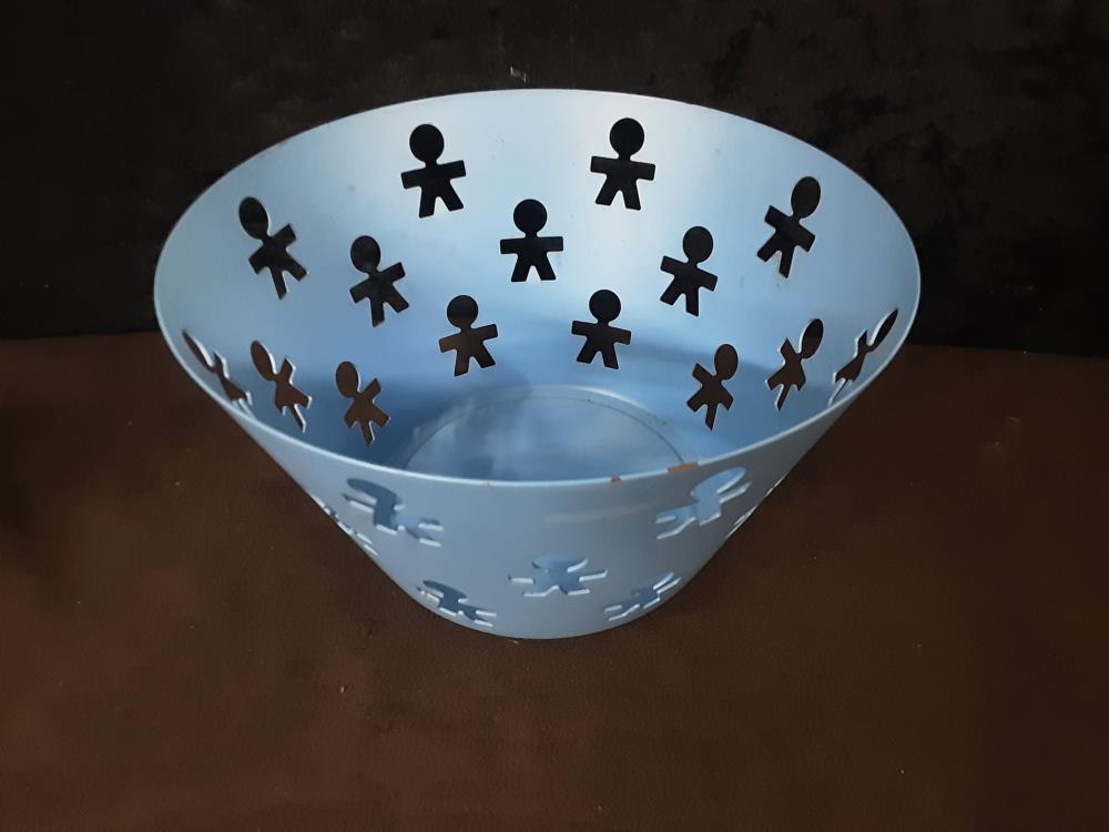 COUPE EN METAL BLEUE AJOURÉE