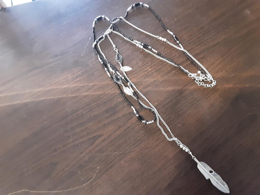 Collier Sautoir Noir Et Argenté Plumes